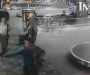 TMZ no dijo cómo obtuvo el video y sólo difundió 20 segundos de la filmación que muestran los momentos previos al ataque y los primeros disparos.