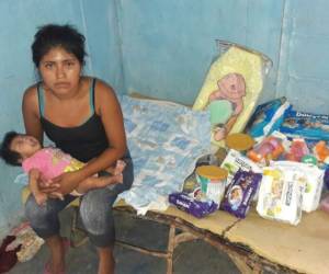 La pequeña Milagros en brazos de su hermana María López.