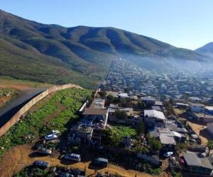 Nido de las Águilas es una pequeña comunidad de casas de lámina cuyos habitantes se preguntan si el muro de Donald Trump terminará incluso por desterrarlos de su pobre vecindario (Fotos: AFP)