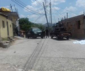 El cadáver de Juan Carlos Villalobos quedó tendido en una de las calles de la colonia El Carrizal de la capital de Honduras.