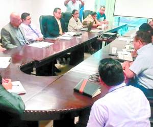 La propuesta inicial del titular de Finanzas, Wilfredo Cerrato, era de 414 lempiras mensuales, lo que significaba un aumento en el presupuesto de 9.5 millones al mes.