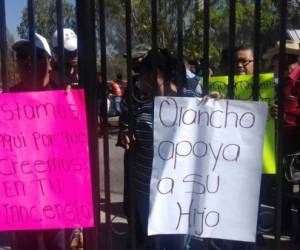 'Olancho apoya a su hijo', se lee en una de las pancartas del grupo de personas que llagaron hasta el Tribunal a apoyar al diputado (Foto: El Heraldo Honduras/ Noticias de Honduras)