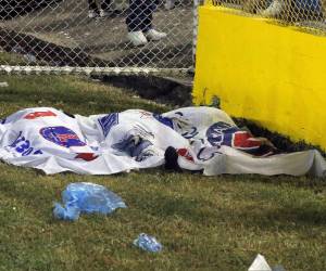 Doce personas murieron en una estampida de aficionados que acudieron el sábado al estadio Cuscatlán de San Salvador para ver un encuentro del torneo local de fútbol entre los conjuntos Alianza y FAS, informó la Policía Nacional Civil (PNC).