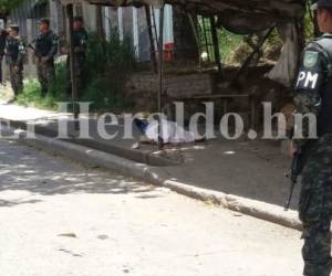 El cadáver de José Aguilar Rodríguez quedó en el punto de taxis de la colonia Los Pinos.