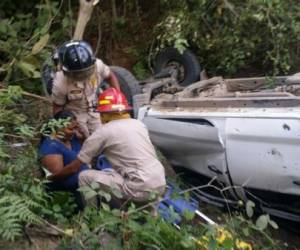 Equipos de socorro mientras rescatan a las víctimas de accidente en Olancho. Fotos: Bomberos