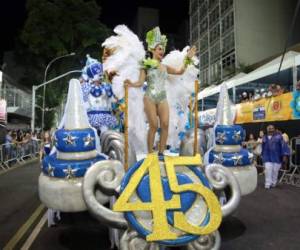 Al ritmo de la samba, Miss Honduras desfiló por las calles de Brasil.