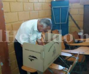 El presidente del Congreso Nacional, Mauricio Oliva, había dejado olvidada su tarjeta de identidad, foto: Gissela Rodríguez / EL HERALDO.