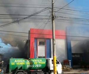 El humo que salía del interior de la ferretería dificultó el ingreso de los bomberos para apagar las llamas que afectaron el local. Foto: Gisela Rodríguez