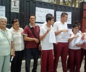 Padres de familia de la Escuela Normal Mixta Pedro Nufio se sumaron a la protesta ya que el programa afecta su economía.