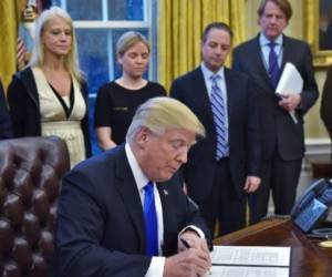 El juez federal de Seattle (estado de Washington) James Robart había emitido el viernes por la noche una orden temporal válida en todo el territorio estadounidense que se tradujo el sábado en una suspensión, de las restricciones impuestas por el decreto.