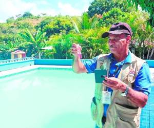 Las autoridades de la Región Metropolitana de Salud inspeccionaron el centro turístico Piscinas de Río Abajo para medir la calidad del agua y el control de residuos sólidos del lugar. Cortesía: Regíon Metropolitana de Salud/EL HERALDO.
