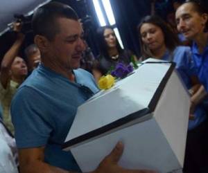 Las osamentas fueron entregadas a familiares de las víctimas en la sede de la Corte Suprema. Foto por: AFP/ Marvin Recinos.