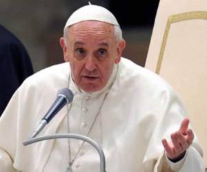 En el evento en el que se presentó el Papa lavó los pies de 12 personas, en su mayoría refugiados de varias nacionalidades.