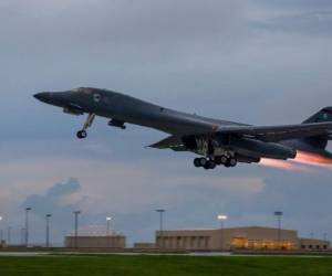Los mandos militares surcoreanos indicaron el miércoles que los aviones simularon un ataque de misiles aire-tierra junto a dos cazas surcoreanos sobre el Mar de Japón. Foto: Agencia AFP