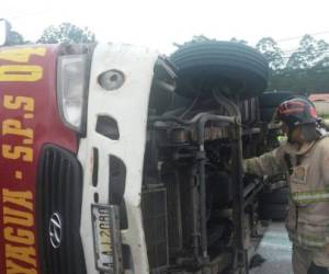 A la altura de la carretera CA-5, lugar del accidente se hicieron presentes las unidades de Bomberos para atender la emergencia. (Foto: El Heraldo Honduras)