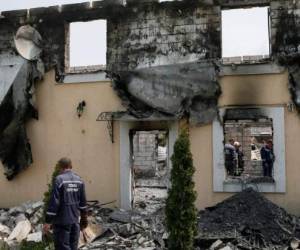 El fuego se declaró en un edificio de dos pisos, que servía como residencia provisoria para ancianos, en el pueblo de Litochki, a 50 kilómetros al norte de la capital.