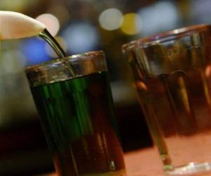 En Pakistán, la venta de alcohol está prohibida para la mayoría musulmana, pero los cristianos y los extranjeros no musulmanes pueden adquirir un carnet que les permite comprar alcohol a precios muy elevados.