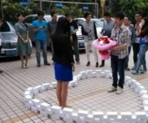 La propuesta de matrimonio se realizó en un centro público de la ciudad, sin embargo el joven recibió un no por respuesta.