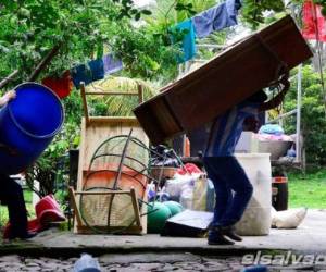 Según la policía esas personas tienen que salir de sus casas por amenazas de pandillas rivales (Foto: El Salvador.com / El Heraldo Honduras/ Sucesos de Honduras)