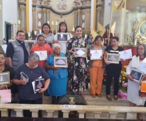 En un acto simbólico en la basílica menor se reconoció a las participantes en la primera edición del proyecto Con arte y devoción vistamos a la Morenita”, aquí junto a la patrona de Honduras (Foto: El Heraldo Honduras/ Noticias de Honduras)