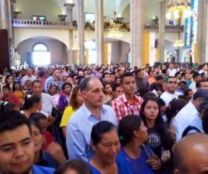 La fotografía del alcalde de Tegucigalpa, Nasry 'Tito' Asfura, en medio de los feligreses en la Basílica de Suyapa en cuestión de horas se volvió viral (Foto: Eduard Rodríguez).