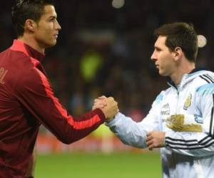 Las estrellas del fútbol Cristiano Ronaldo y Lionel Messi encabezan la nómina de ingresos divulgada este miércoles por la revista estadounidense