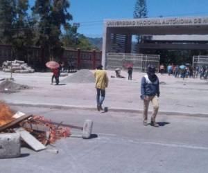 Los estudiantes instalaron piedras e prendieron una fogata en la calle del bulevar Suyapa.