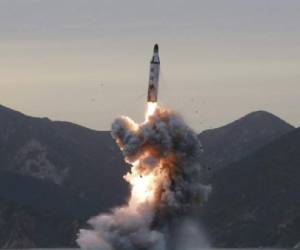 Desafiando las presiones internacionales y las resoluciones de la ONU, Corea del Norte intentó el domingo sin éxito lanzar un nuevo misil y se teme que el país se esté preparando para llevar a cabo un sexto ensayo nuclear.