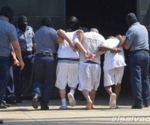 Los pandilleros son esposados de pies y manos para ser trasladados al recinto carcelario. Foto: Elsalvador.com