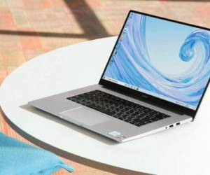 La Matebook D14 tiene bocinas con Dolby Atmos y su cámara está integrada en el teclado.