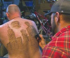 Mike cada mes elige un tema diferente para el diseño en su espalda.