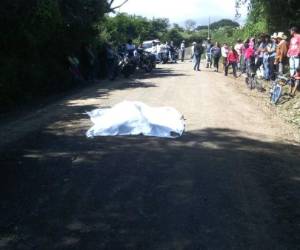 El cuerpo de José Raudales quedó en medio de la carretera.