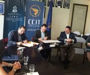 El programa tendrá una duración de cuatro años y se enfoca en los jóvenes de último año a nivel de secundaria y universitarios del sector público.