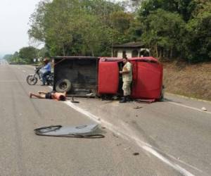 El vehículo quedó a un lado de la carretera con sus tripulantes en la calle.