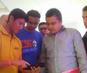 Uno de los integrantes de SmarTaxis explica a un grupo de jóvenes cómo funciona la aplicación. Foto: Cortesía SmarTaxis