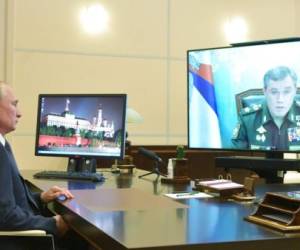 El presidente ruso Vladimir Putin escucha al jefe del Estado Mayor de Rusia, Valery Gerasimov, durante una videollamada en la residencia de Novo-Ogaryovo, en Moscú. Foto: AP