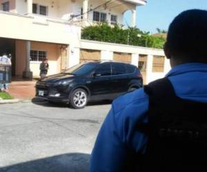 Esta es la lujosa vivienda que allanaron los agentes policiales en la residencial Villas Mackay de San Pedro Sula y donde se presume que habitaban los sospechosos del crimen contra el periodista Igor Padilla. Los presuntos hechores dejaron abandonada una camioneta negra, foto: Cortesía Red Informativa.