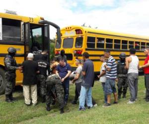 En varios buses penitenciarios fueron trasladados los reos que guardaban prisión en el penal de San Pedro Sula este viernes desde horas de la mañana. Fotos: Cortesía