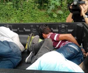 Los supuestos delincuentes se conducían dentro del vehículo del taxista a quien llevaban secuestrado. (Fotos: EL HERALDO HONDURAS)