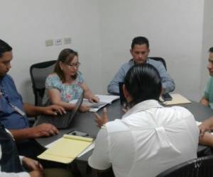 Irene Villela, Directora de Atención a Gobierno EEH, en reunión de trabajo con miembros de corporación municipal de Choloma en Cortes.