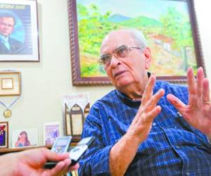 Fabio Gadea Mantilla pasa la mayor parte del tiempo en Radio Corporación, de su propiedad, donde aún transmite los famosos cuentos de Pancho Madrigal, que han mantenido entretenida a la población desde 1959.