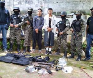 Además de las detenciones en dichas viviendas se logró decomisar varias armas e indumentaria policial.