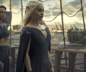 Game of Thrones. Es una producción basada en la fantasía medieval, drama y aventura creada por el escritor George R. R. Martin. Actualmente, HBO transmite su penúltima temporada.