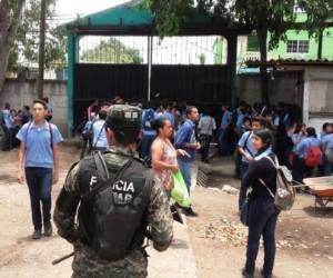 'El problema es que no quieren ver a los de Las Torres en este colegio', expresó una maestra.