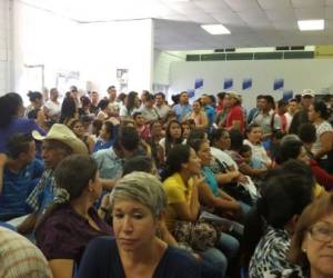 Largas filas se mantuvieron en las instalaciones del Instituto Nacional de Migración para trámites de pasaportes, foto: Álex Pérez/El Heraldo.