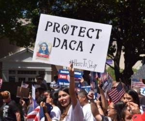 Miles de hondureños esperan también noticias positias del DACA.
