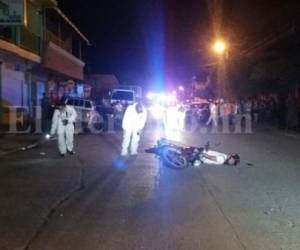 En plena calle quedó tendido el cadáver de Ricardo Oviedo quien fue atacado a disparos este miércoles en Choluteca mientras se conducía en su motocicleta.