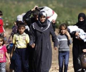 En cuanto a los refugiados sirios, 18.000 de los cuales fueron aceptados en Estados Unidos desde el inicio de la guerra en 2011, se les prohíbe definitivamente la entrada.