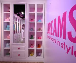 Una experiencia inmersiva abrió sus puertas en Los Ángeles para ofrecer un día en el universo de Barbie. Son 2,000 metros cuadrados con temática de la muñeca, el espacio está concentra una piscina de bolitas con un tobogán fucsia, sala de cine, una caravana, salón de belleza, sillas de playa con palmeras y una radio gigante, estudios de grabación con pistas de Rihanna, Kelly Clarkson y Alicia Keys, y hasta una nave espacial. Aquí te mostramos un recorrido por sus mágicas instalaciones.