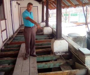 El viejo inmueble data de 1848 y se ha convertido en una amenaza para el personal municipal y contribuyentes que lo visitan.